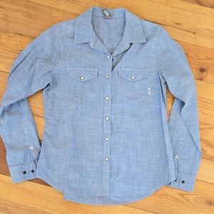 Stio Women's Eddy Chambray Pearl Snap Shirt Light Blue Size Medium.